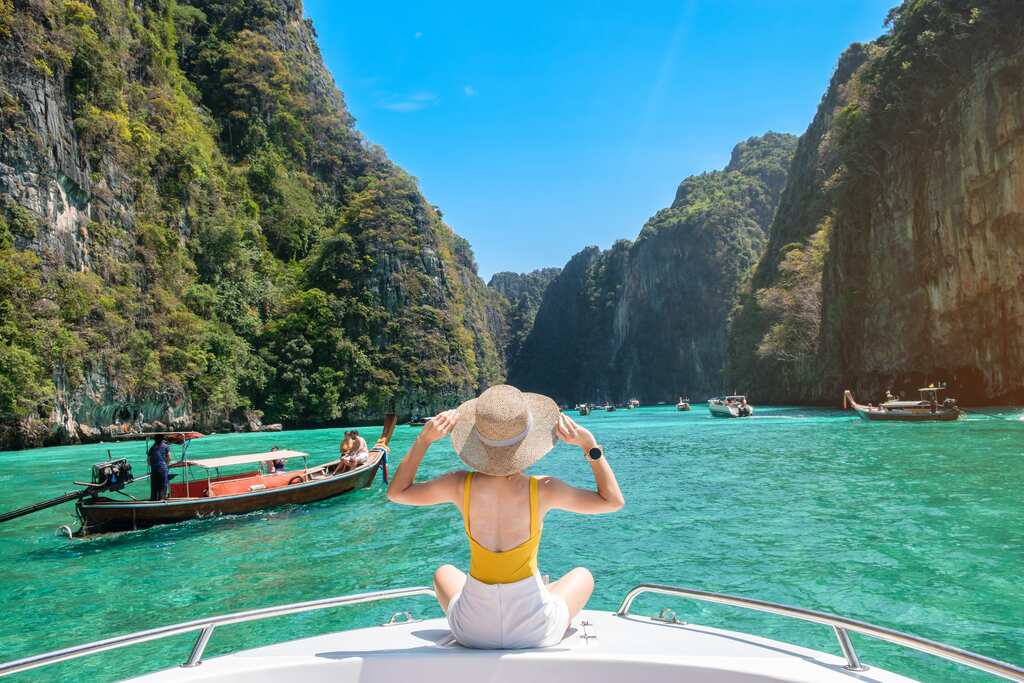 Explore the Phi Phi islands by speedboat